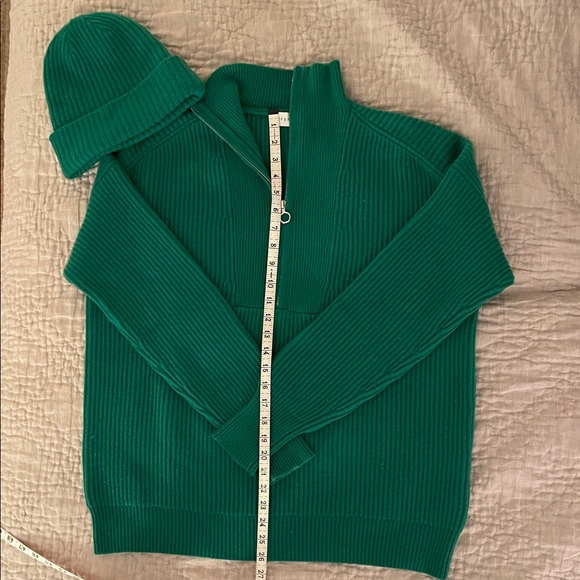 Green Ribbed Women’s Sweater and Hat Set - Picture 5 of 6